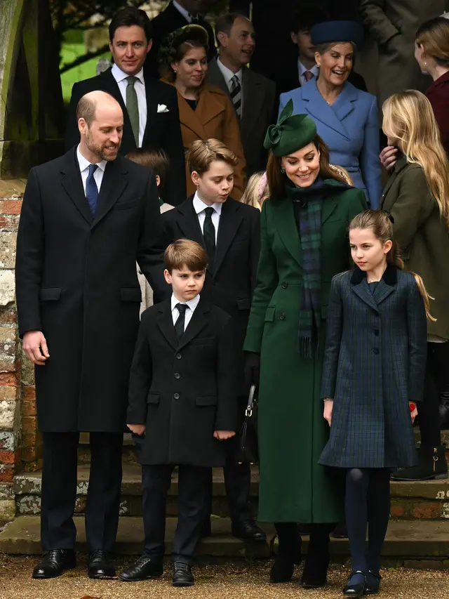 Pangeran William, Pangeran Louis, Pangeran George, Kate Middleton, dan Putri Charlotte menghadiri misa Natal di St Mary Magdalene, Sandringham, Norfolk 25 Desember 2024. (Oli SCARFF / AFP)