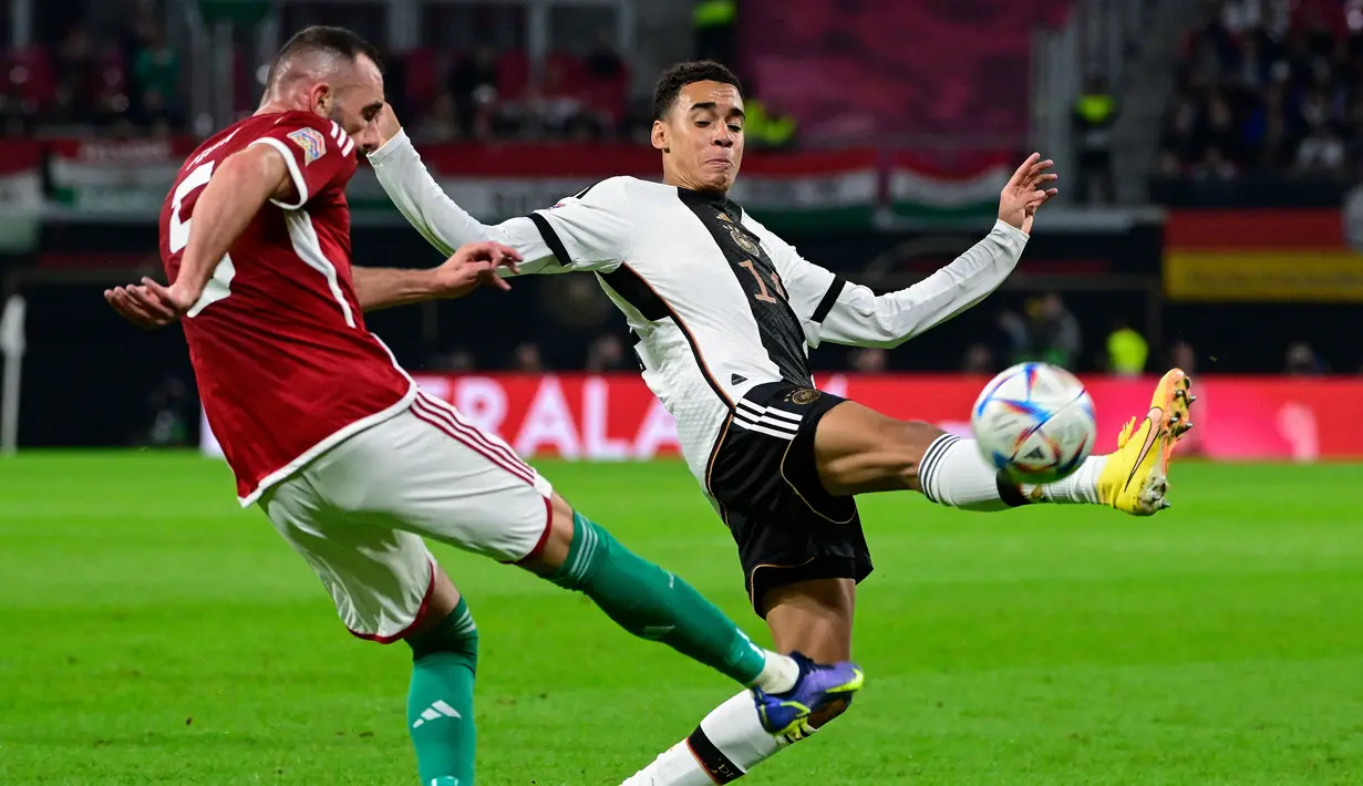 Jamal Musiala. Gelandang serang Jerman berusia 19 tahun ini kini tengah menjalani musim ketiga bersama Bayern Munchen sejak dipromosikan dari tim U-19 pada awal musim 2020/2021. Musim 2022/2023 ini ia telah tampil dalam 21 laga di semua ajang dengan torehan 12 gol dan 8 assist. Bersama Timnas Jerman ia telah mengoleksi 17 caps dengan torehan 1 gol dan 2 assist sejak melakukan debut pada 25 Maret 2021. (AFP/John MacDougall)