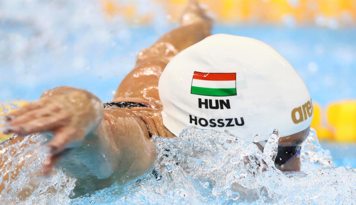 Katinka Hosszú bersaing untuk menjadi yang tercepat dalam 400m renang wanita Olimpiade 2016 di Stadium Aquatics, Brasil, (6/8). Katinka ditemani oleh pelatih sekaligus suaminya yang terus menyemangati dirinya saat bertanding. (REUTERS / Stefan Wermuth) 