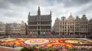 Penampakan Karpet Bunga Brussels di Grand Place, Brussels, Belgia, Kamis (16/8). Lebih dari 500 ribu bunga digunakan untuk menciptakan karya tersebut. (AP Photo/Virginia Mayo)