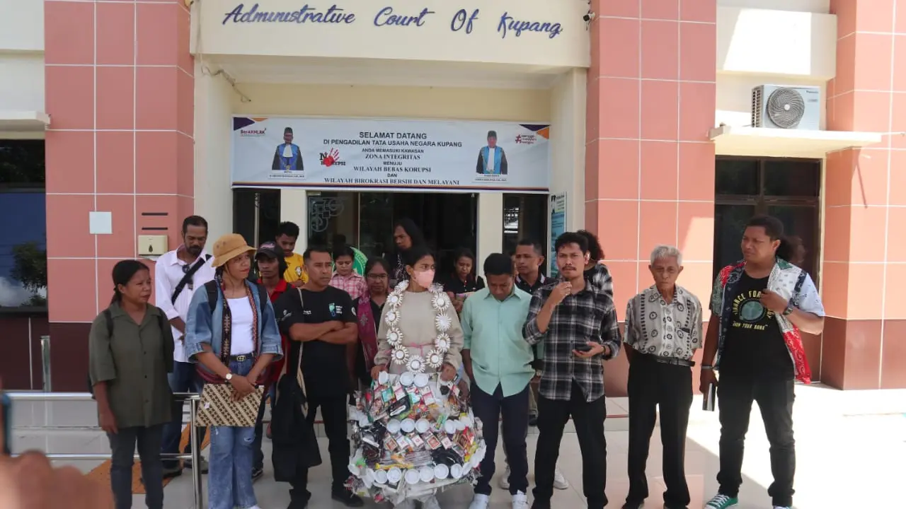 Aktivis Walhi NTT pose bersama saat mengajukan gugatan CLS di pengadilan negeri Kupang. (Foto: Liputan6.com/Ola Keda)