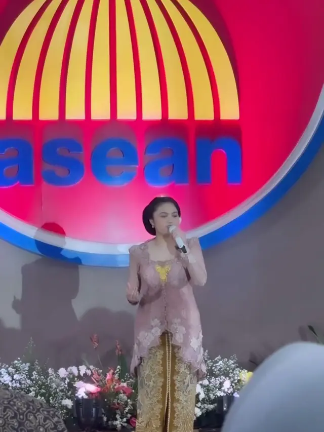 Amora Lemos berkebaya (Instagram/krisdayantilemos)