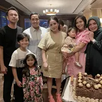 Dalam acara ulang tahunnya, Rieta Amilia tampil serba hijau dari kerudung hingga atasan kemejanya. credit: Instagram (@rieta_amilia)