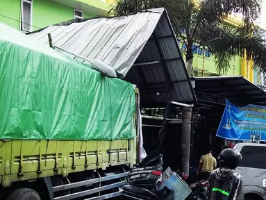 Truk tronton menabrak sejumlah kendaraan di depan RSU Muhammadiyah Siti Aminah Bumiayu, Brebes, Jawa Tengah, Senin (10/12). Truk bernomor polisi B 9370 WYT itu menabrak 10 sepeda motor dan 5 mobil. (Liputan6.com/Fajar Eko Nugroho)