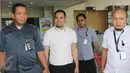 Pedangdut Saipul Jamil berjalan keluar usai menjalani pemeriksaan perdana oleh penyidik KPK, Jakarta, Kamis (22/12). Saipul Jamil dijadikan tersangka pemberi suap pada Panitera Jakarta Utara yang bernama Rohadi. (Liputan6.com/Helmi Afandi)