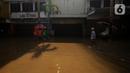 Warga melintas di depan pertokoan yang ada di kawasan Pasar Baru, Jakarta, Kamis (2/1/2020). Pasca banjir yang melanda sejumlah titik di Jakarta pada Rabu (1/1), aktivitas perniagaan di kawasan Pasar Baru masih terlihat sepi dan sebagian toko masih tutup. (Liputan6.com/Helmi Fithriansyah)