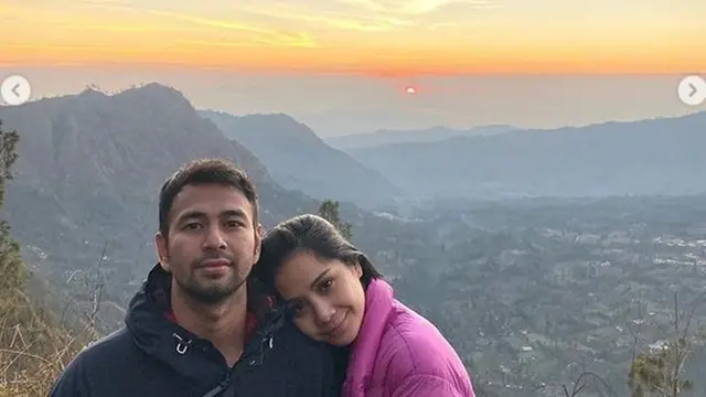 6 Potret Liburan Raffi Ahmad dan Nagita Slavina di Bromo, Romantis Banget