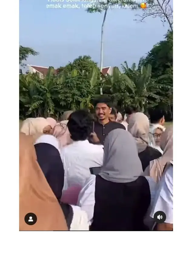 6 Momen Duta Sheila On 7 Diserbu Emak-Emak Usai Sholat Idul Adha, Ramah Sapa Fans