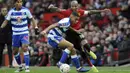 Bek Manchester United, Ashley Young, berebut  bola dengan pemain Reading, Andy Rinomhota, pada laga Piala FA di Stadion Old Trafford, Sabtu (5/1). Manchester United menang 2-0 atas Reading. (AP/Rui Vieira)