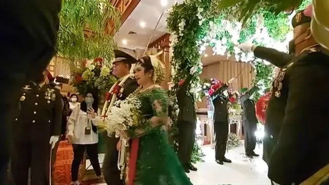 6 Momen Resepsi Pernikahan Joy Tobing dan Suami, Ada Upacara Pedang TNI
