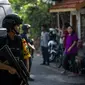 Tim Gegana Brimob Jawa Timur melakukan penjagaan di sekitar gereja di Surabaya menyusul ledakan bom, Minggu (13/5). Ledakan terjadi di tiga gereja, yakni Santa Maria di Ngagel, GKI di Jalan Diponegoro dan gereja di Jalan Arjuna. (AFP/JUNI KRISWANTO)