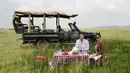 Makan siang di tengah pada rumput memang punya sensasi tersendiri. Nikita Willy tampak begitu menikmati momen-momen liburan di Afrika bersama sang kekasih. (Foto: instagram.com/indpriw)