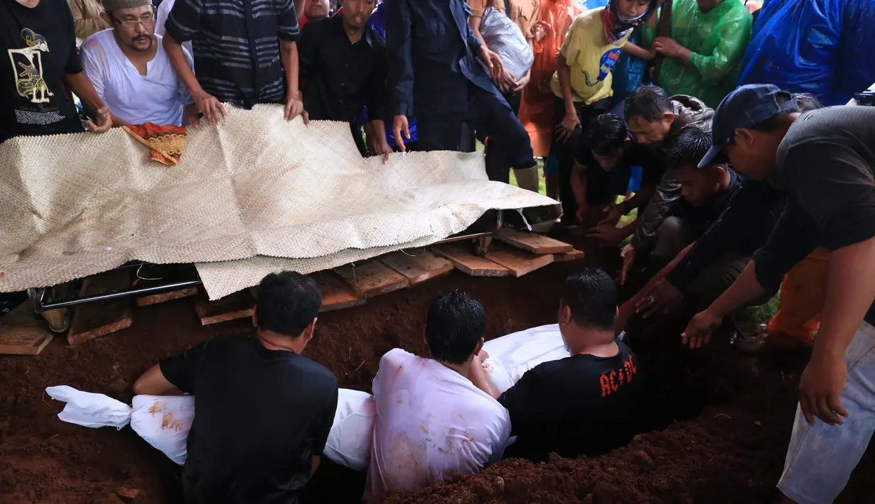 "Yang buat saya nangis cuma nggak bisa ketemu lagi," serunya dengan tangisan histeris di tengah proses pemakaman Shinta Muin, di TPU Karet Bivak, Jakarta Selatan, Rabu (21/9/2016). (Adrian Putra/Bintang.com)