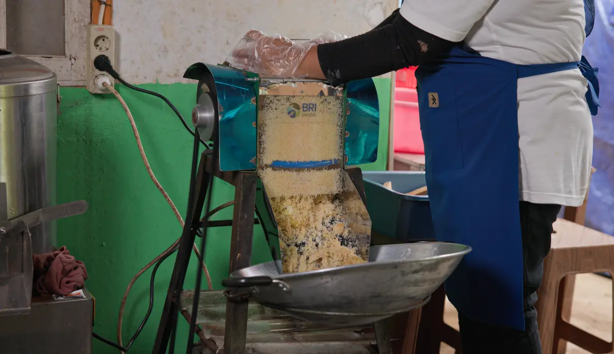 Bantuan alat pengupas dan pengiris pala membuat produksi lebih efisien. Proses mengupas pala berkurang dari lima menjadi dua jam, sedangkan pengirisan yang sebelumnya enam jam kini selesai sekitar dua jam.