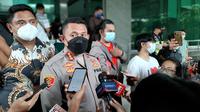 Kapolres Metro Jakarta Selatan Kombes Pol Azis Andriansyah paparkan perkembangan terkini kasus kebakaran pada Kamis 2 Desember 2021 di Gedung Cyber 1 Kuningan, Jakarta Selatan. (Liputan6.com/Ady Anugrahadi)