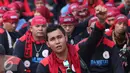 Buruh saat berorasi di Tugu Proklamasi, Jakarta, Jumat (20/11). Dalam aksinya, para buruh menuntut pencabutan Peraturan Presiden (PP) No.78 Tahun 2015 tentang pengupahan, tolak formula upah minimum. (Liputan6.com/Immanuel Antonius)