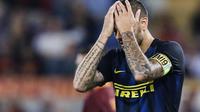 Ekspresi kecewa bomber Inter Milan, Mauro Icardi, pada laga lanjutan Serie A 2016-2017, kontra AS Roma, di Stadion Olimpico, Roma (2/10/2016). Icardi menjadi sorotan usai gagal mengeksekkusi penalti saat bertemu Cagliari.  (EPA/Angelo Carconi)