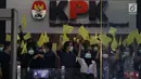 Massa yang tergabung dalam Aliansi Masyarakat Sipil Anti Korupsi mengibarkan bendera kuning sebagai simbol kematian KPK di depan lobi Gedung KPK, Jakarta, Selasa (17/9/2019). Mereka menilai revisi UU KPK adalah upaya pelemahan institusi anti rasuah di Indonesia. (Liputan6.com/Helmi Fithriansyah)