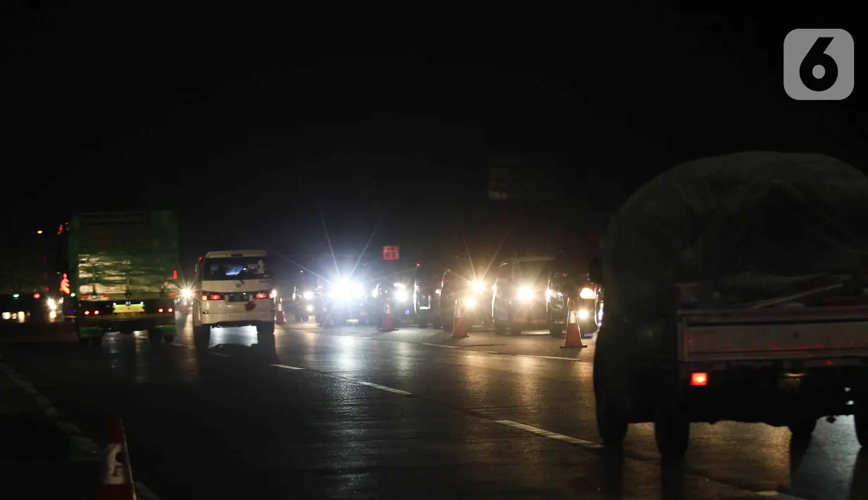 <p>Sejumlah kendaraan melintas saat diberlakukan "Contra Flow" di Ruas tol Jakarta - Cikampek, Kamis (28/4/2022) dini hari. Contra Flow yang dimulai dari KM 47 tersebut sebagai langkah  untuk mengurangi kepadatan lalu lintas arus mudik Lebaran di ruas tol Jakarta - Cikampek arah Cikopo-Palimanan. (Liputan6.com/Herman Zakharia)</p>