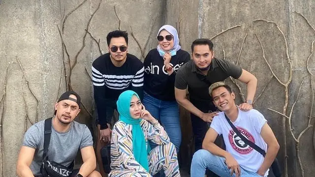 Pamer Cincin, Ini 6 Potret Kebersamaan Elly Sugigi dan Kekasih Baru