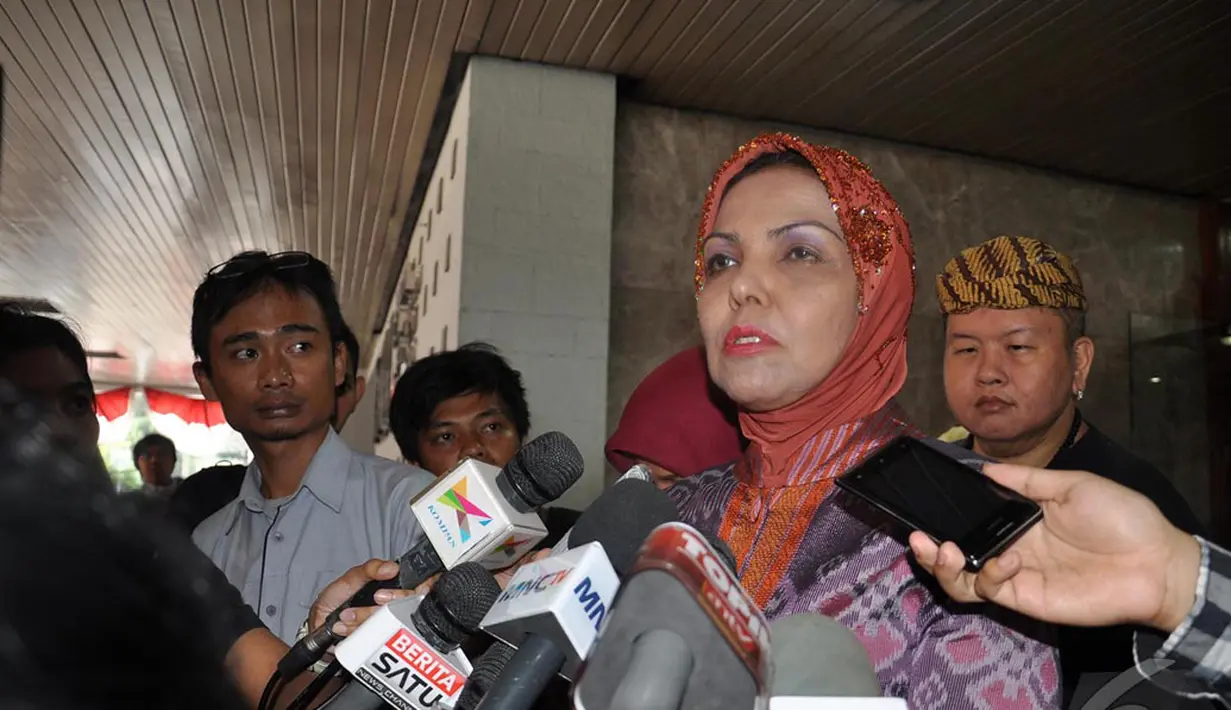 Nurhayati meminta kepada semua pihak untuk mendoakan kesembuhan Ketua Umum Gerindra Suhardi, Jakarta, Rabu (27/8/2014) (Liputan6.com/Miftahul Hayat)