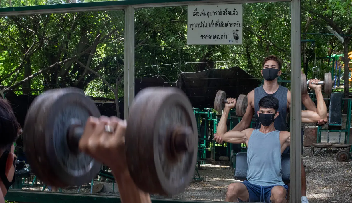 Sejumlah pria berolahraga di gym luar ruangan di sebuah taman di Bangkok, Thailand, Rabu (10/6/2020). Kehidupan sehari-hari di ibukota kembali normal karena pemerintah Thailand terus melonggarkan pembatasan terkait dengan menjalankan bisnis di ibukota Bangkok. (AP Photo/Gemunu Amarasinghe)