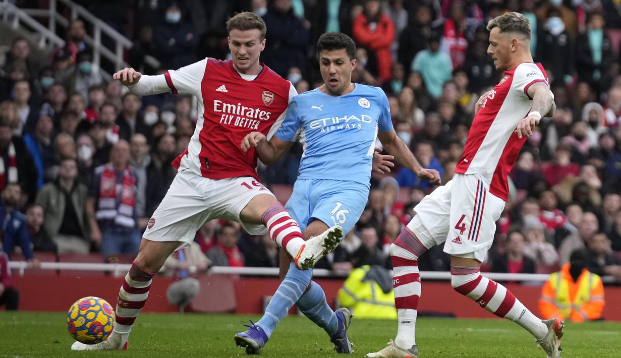 Ketika laga hampir berakhir imbang 1-1, Manchester City berhasil mencetak gol di masa injury time melalui sepakan Rodri usai menerima umpan Kevin De Bruyne. (AP/Matt Dunham)
