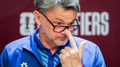 Pelatih Vietnam, Philippe Troussier memberikan keterangan saat konferensi pers jelang laga Kualifikasi Piala Dunia 2026 antara Timnas Indonesia Vs Vietnam di Stadion Utama Gelora Bung Karno (SUGBK), Senayan, Jakarta, Rabu (20/03/2024). (Bola.com/Bagaskara Lazuardi)