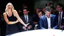 Maria Sharapova berbincang dengan aktor Patrick Dempsey di samping mobil Porsche 911 RSR 2017 saat menghadiri Los Angeles Auto Show di Los Angeles, AS (16/11). Los Angeles Auto Show berlangsung dari tanggal 18-27 November. (REUTERS/Mike Blake)