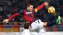 Aksi kapten Bologna, Daniele Gastaldello (kanan) menghalau bola dari kejaran pemain AC Milan pada laga Serie A di di Stadio Renato Dell'Ara, Bologna,  (8/5/2/2017).  MIlan mengan 1-0. (EPA/Giorgio Benvenuti)