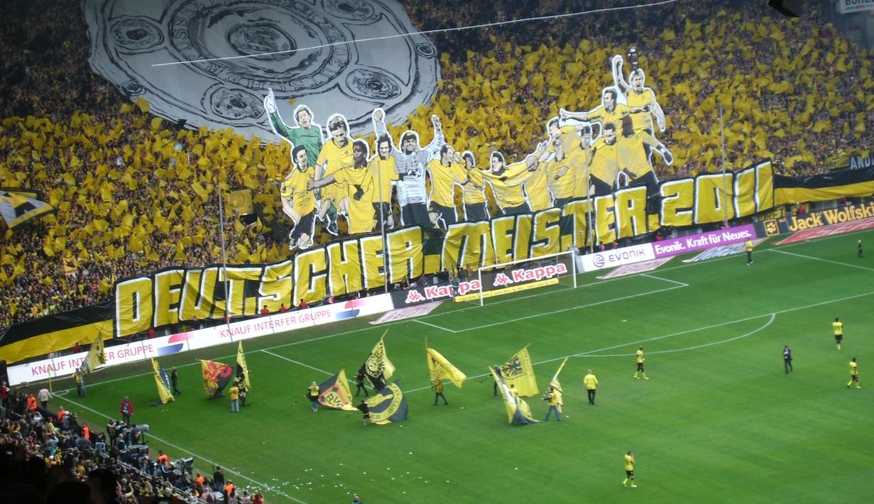 Fans Dortmund melakukan aksi-aksi koreografi di Stadion Signal Iduna Park untuk menyemangati tim idolanya bermain.
