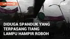 Tiang lampu/kabel di Gejayan terancam roboh, berisiko menimpa kendaraan. Penyebabnya ada spanduk yang terpasang, terbawa angin sehingga melemahkan pondasi tiang