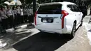 Mobil dengan pelat nomor B 1 FPI memasuki Mabes Polri, Jakarta, Selasa (15/11). Sejumlah saksi dan pelapor terkait kasus dugaan penistaan agama yang dilakukan Basuki Tjahaja Purnama (Ahok) mulai mendatangi Mabes Polri. (Liputan6.com/Johan Tallo)