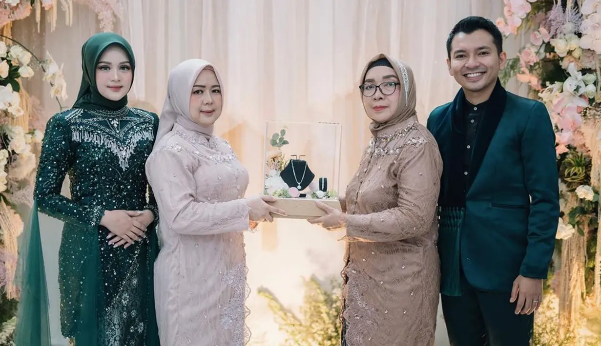Satu tahap terlewati, orang-orang biasanya menyebutnya ‘one step closer’. Saat momen penyerahan seserahan, kebahagiaan terpancar jelas di wajah pasangan ini. Baru lulus di jenjang pendidikan S1 pada Agustus 2022 lalu dan masih berusia 21 tahun, Alifhia Fitri mantap untuk menikah dengan pujaan hatinya. Bajunya dirancang oleh desainer Mawaddatul Haq, pasangan ini tampil serasi dan menawan. (Liputan6.com/IG/@alifhiafitri)
