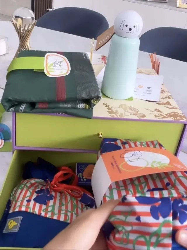 Potret Isi Hampers Lebaran Raffi Ahmad dan Nagita Slavina yang dibagikan Titi Kamal.credit: Instagram @titi_kamall