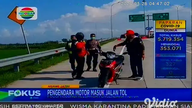 Bingung karena tidak tahu jalan, seorang pengendara motor masuk tol di Ngawi, Jawa Timur. Petugas yang tengah melakukan penyekatan larangan mudik di pos check point, Desa Grudo, Kecamatan Kota Ngawi, langsung melakukan pengejaran.