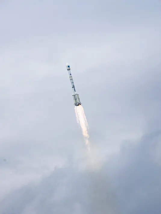 Roket pengangkut membawa satelit terakhir dari Sistem Satelit Navigasi BeiDou (BeiDou Navigation Satellite System/BDS) lepas landas dari Pusat Peluncuran Satelit Xichang, Sichuan, China, Selasa (23/6/2020). Ini menandai tuntasnya pemosisian sistem navigasi global satelit BDS. (Xinhua/Jiang Hongjing)