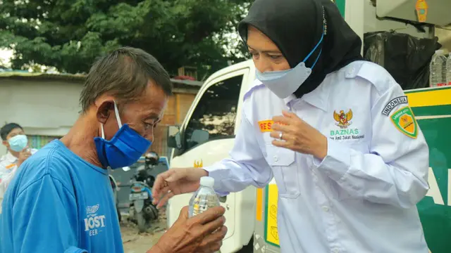 BAZNAS Bagikan 450 Hidangan Berkah Ramadhan di Kampung Pemulung Menteng Atas.