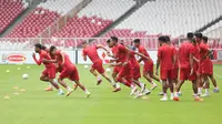 Pemain Timnas Indonesia melakukan official training menjelang laga pertama Piala AFF 2022 melawan Kamboja yang berlangsung di Stadion Utama Gelora Bung Karno (SUGBK), Jakarta, Selasa (22/12/2022). (Bola.com/Bagaskara Lazuardi)