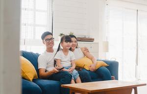 Ilustrasi keluarga nonton film bersama. (Shutterstock/Tirachard Kumtanom)