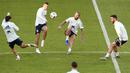 Para pemain Timnas Spanyol saat sesi latihan jelang laga UEFA Nations League di Stuttgart, Jerman, Rabu (2/8/2020). Spanyol akan berhadapan dengan Jerman. (AFP/Thomas Kienzle)
