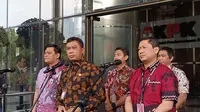 Kiri-kanan: Dirkrimsus Polda Metro Jaya, Kombes Ade Safri S, Direktur Korsup Wilayah II KPK Yudhiawan, dan Wadir Tipikor Bareskrim Polri Kombes Arief Adiharsa di Gedung Merah Putih KPK, Jakarta, Jumat (17/11/2023). (Liputan6.com/Fachrur Rozie)