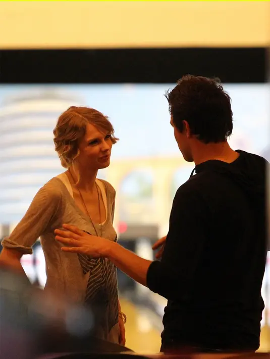 Pada bulan April hingga Mei 2010, Taylor menjalin hubungan dengan Cory Monteith. Keduanya tidak mengakui kalau pacaran. Tapi, ketika ditanya, nampak malu-malu menjawabnya. (Istimewa)