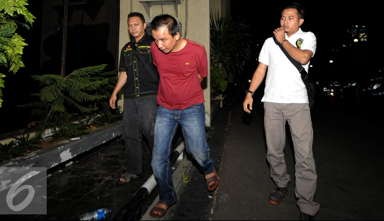 Polisi menjemput tersangka S dari lapas Cirebon menuju kantor Tindak Pidana Narkoba Mabes Polri, Cawang, Jakarta, Senin (3/8/2015). S merupakan pemasok narkoba untuk Reza Prawiro yang sebelumnya tertangkap saat pesta narkoba. (Liputan6.com/Yoppy Renato)