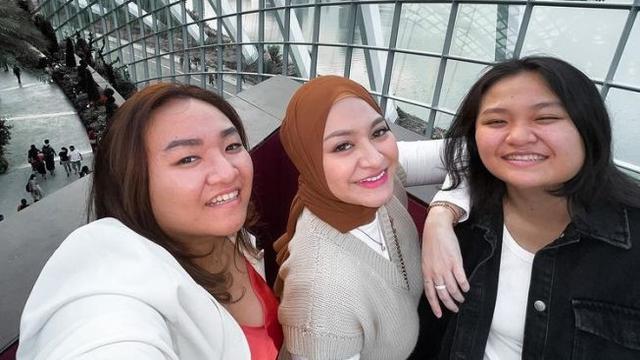 6 Potret Nathalie Holscher dan Kedua Adiknya, Selalu Kompak