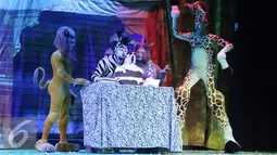 Tokoh Alex, Marty, Melman, dan Gloria  beraksi di  Pertunjukan drama musikal Madagascar Live! di ICE BSD, Serpong, Tangerang (5/5). Pertunjukkan ini menghadirkan cerita persahabatan yang dibawakan oleh beberapa hewan. (Liputan6.com/Herman Zakharia)