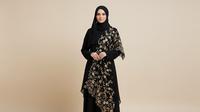 The Floral Cascade: Sentuhan Alam nan Romantis/Model Gamis Abaya Hitam Elegan dengan Bordir Emas (Sumber: gemini.com)