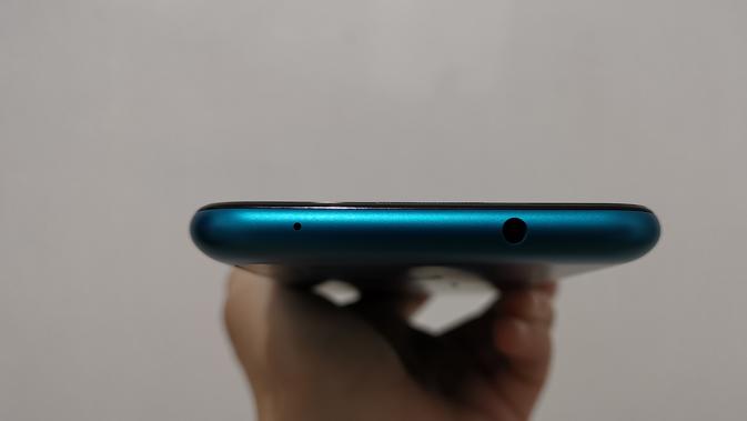 Sisi atas Galaxy M11 (Foto: Andina Librianty/Liputan6.com)