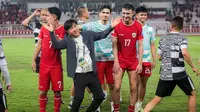 Selebrasi pelatih Timnas Indonesia, Shin Tae-yong bersama para pemainnya merayakan kemenangan 1-0 atas Vietnam setelah berakhirnya laga Grup F kualifikasi Piala Dunia 2026 Zona Asia di Stadion Utama Gelora Bung Karno (SUGBK), Senayan, Jakarta, Kamis (21/3/2024). (Bola.com/Bagaskara Lazuardi)