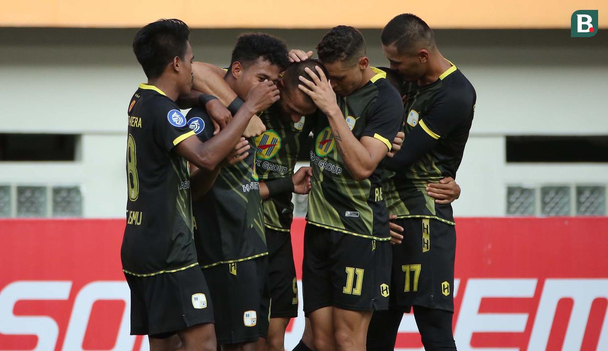 Selebrasi pemain Barito Putera usai menjebol gawang PSM Makassar dalam laga pekan ke-5 BRI Liga 1 2021/2022 di Stadion Wibawa Mukti, Cikarang, Senin (27/9/2021). Barito Putera menang 2-0. (Bola.com/Ikhwan Yanuar)